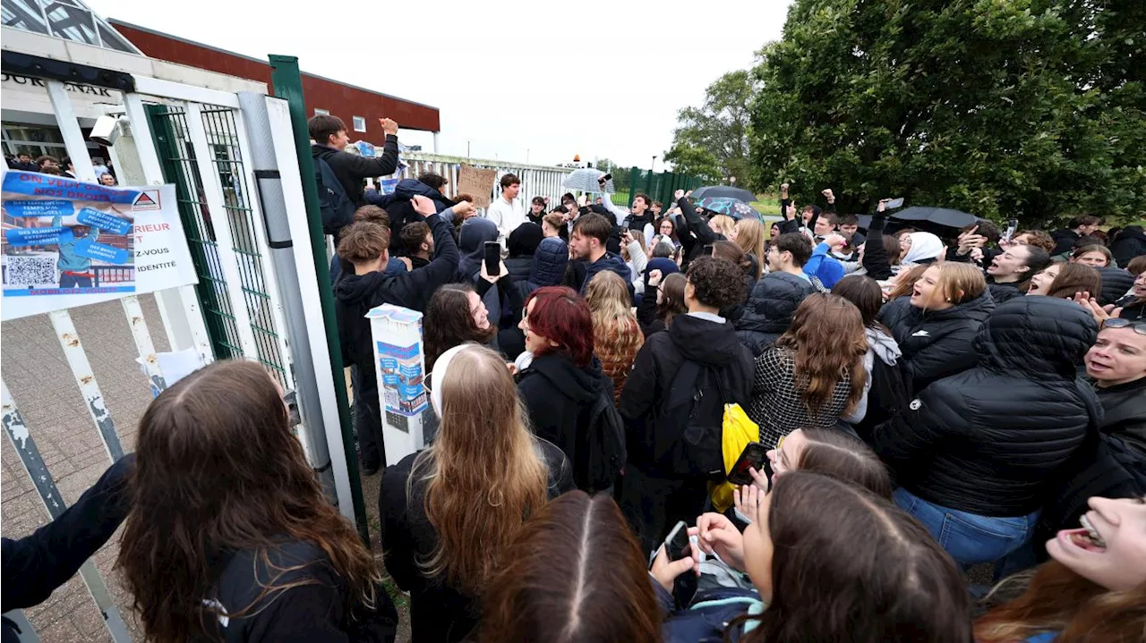 Une centaine d’étudiants et de lycéens ont manifesté devant le lycée Yourcenar, à Beuvry, ce lundi