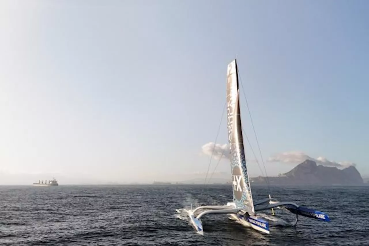 Armel Le Cléac'h poursuit en tête de la Finistère Atlantique