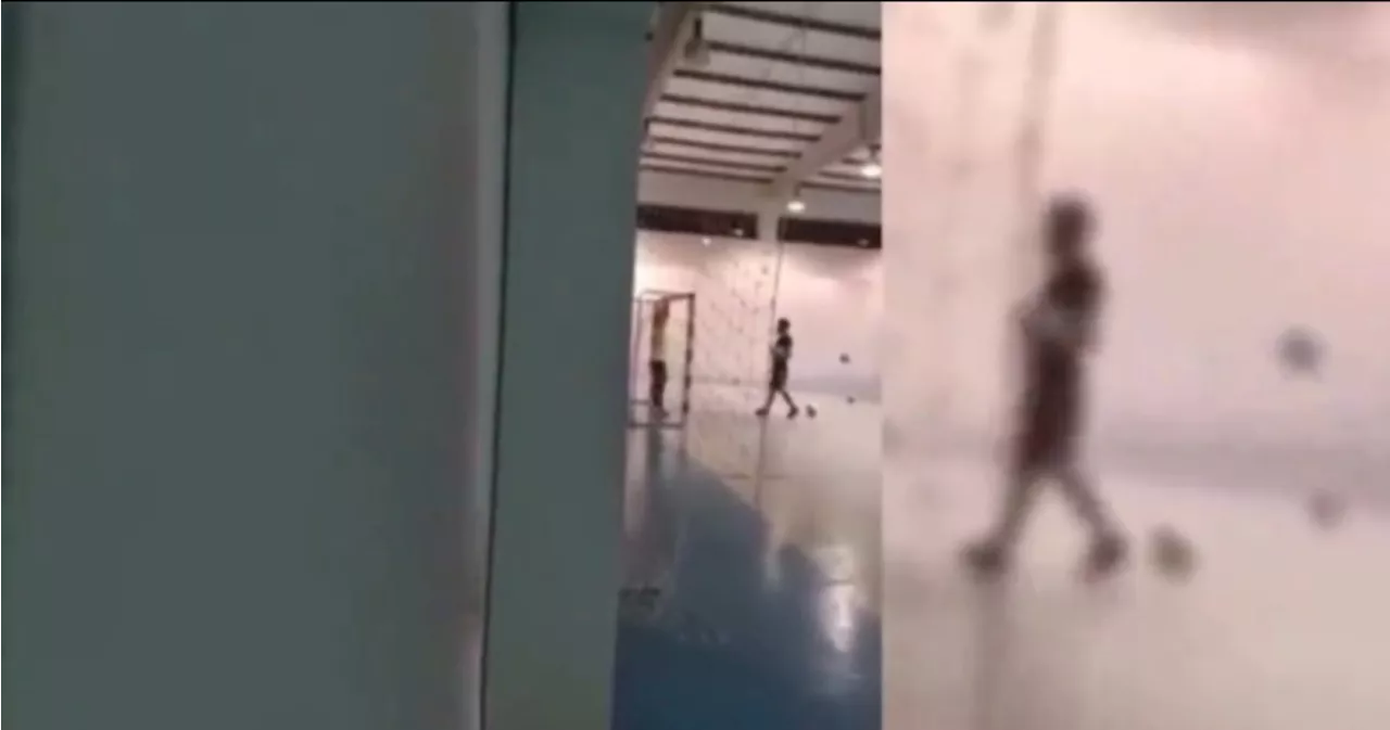 Il portiere costretto a stare fermo e preso a pallonate in faccia: mister licenziato