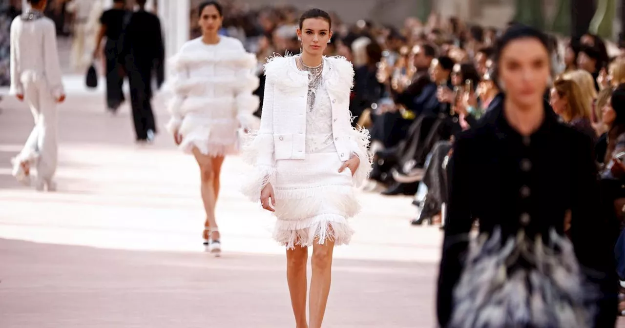 Les femmes libres de Chanel défilent dans la lumière du Grand Palais