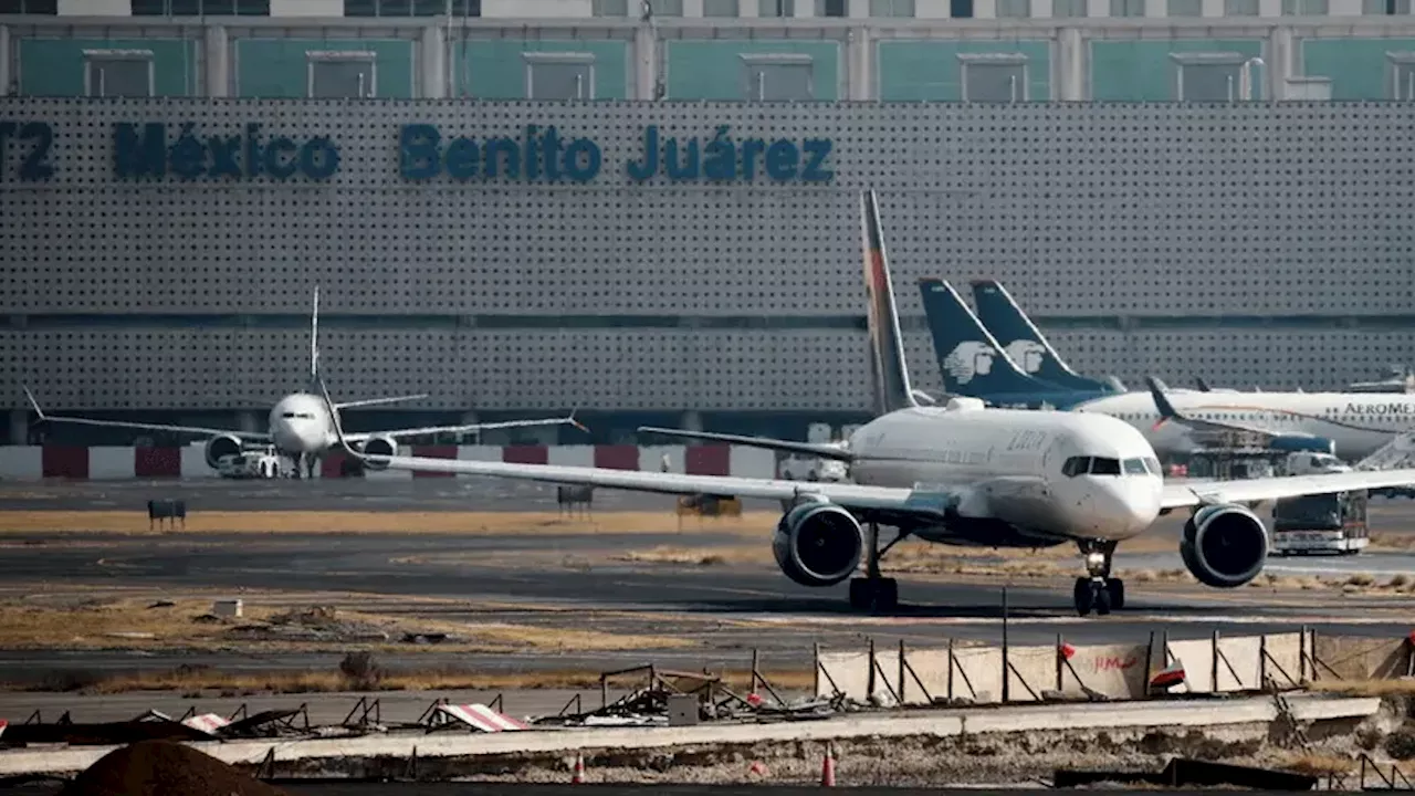 Bloquean inmediaciones del AICM; piden anticipar llegadas a Terminal 2 del aeropuerto