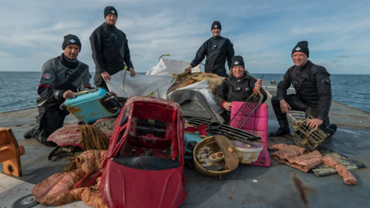 Vrijwilligers duiken 300 ton afval uit Noordzee: 'Wat we aantreffen is schandalig'