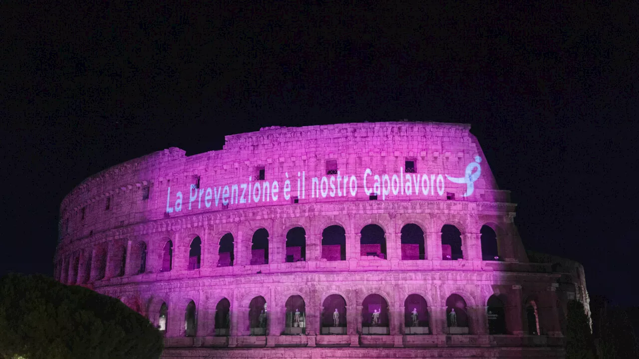 Il Colosseo si illumina di rosa per la campagna di prevenzione del tumore al seno