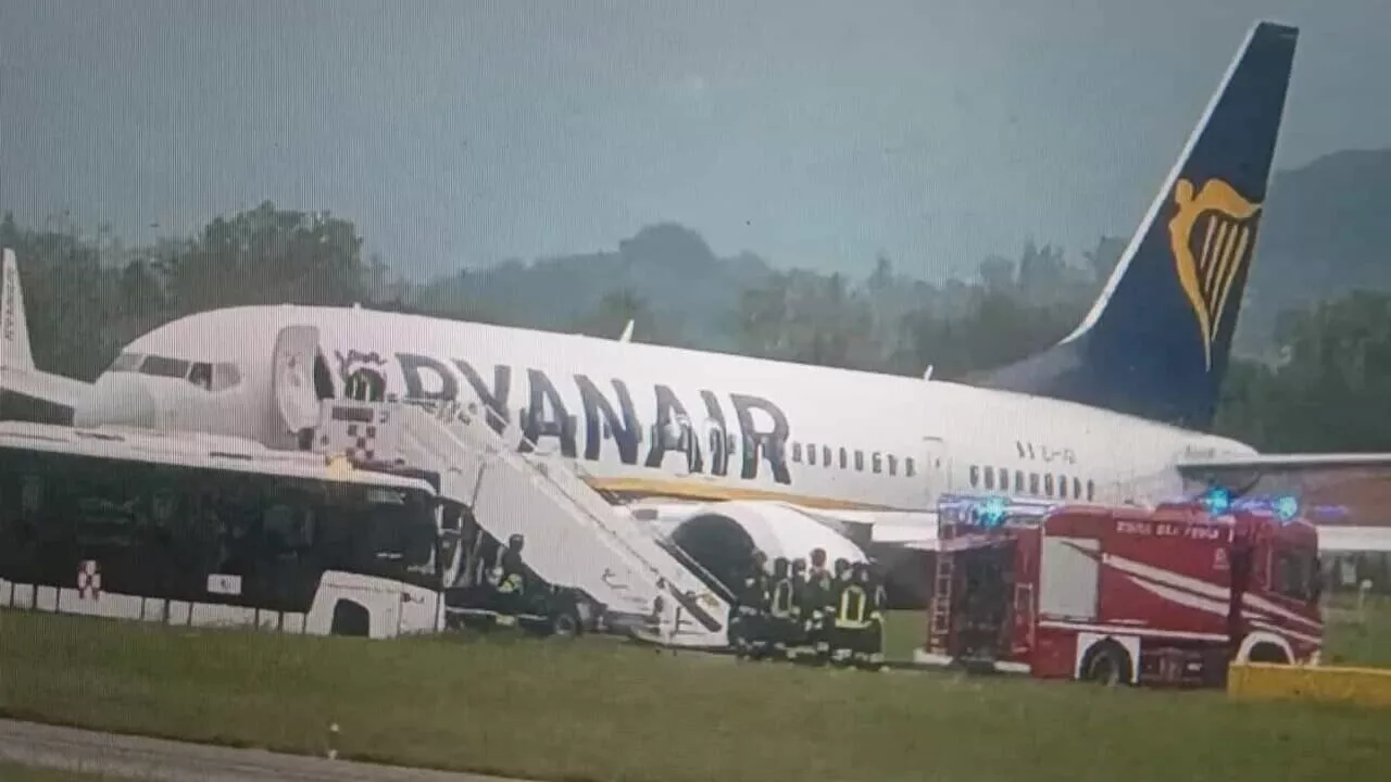 Scoppiano le gomme all'aereo Ryanair appena atterrato