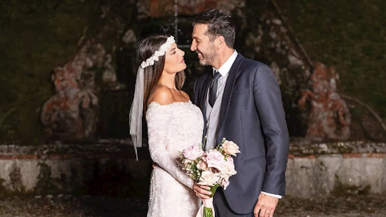 Ilaria D'Amico sposa con una doppietta di abiti che sono un inno al romanticismo