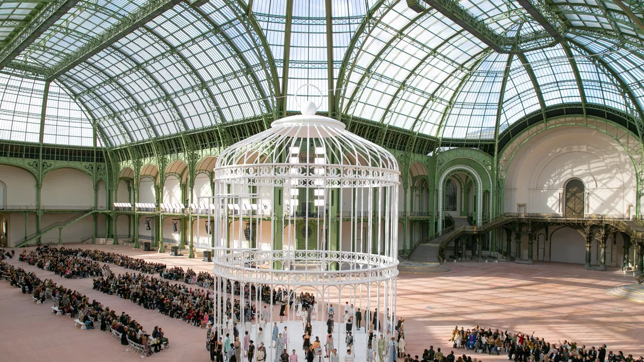 Après 4 ans d'absence, Chanel réinvestit le Grand Palais avec un défilé enchanteur