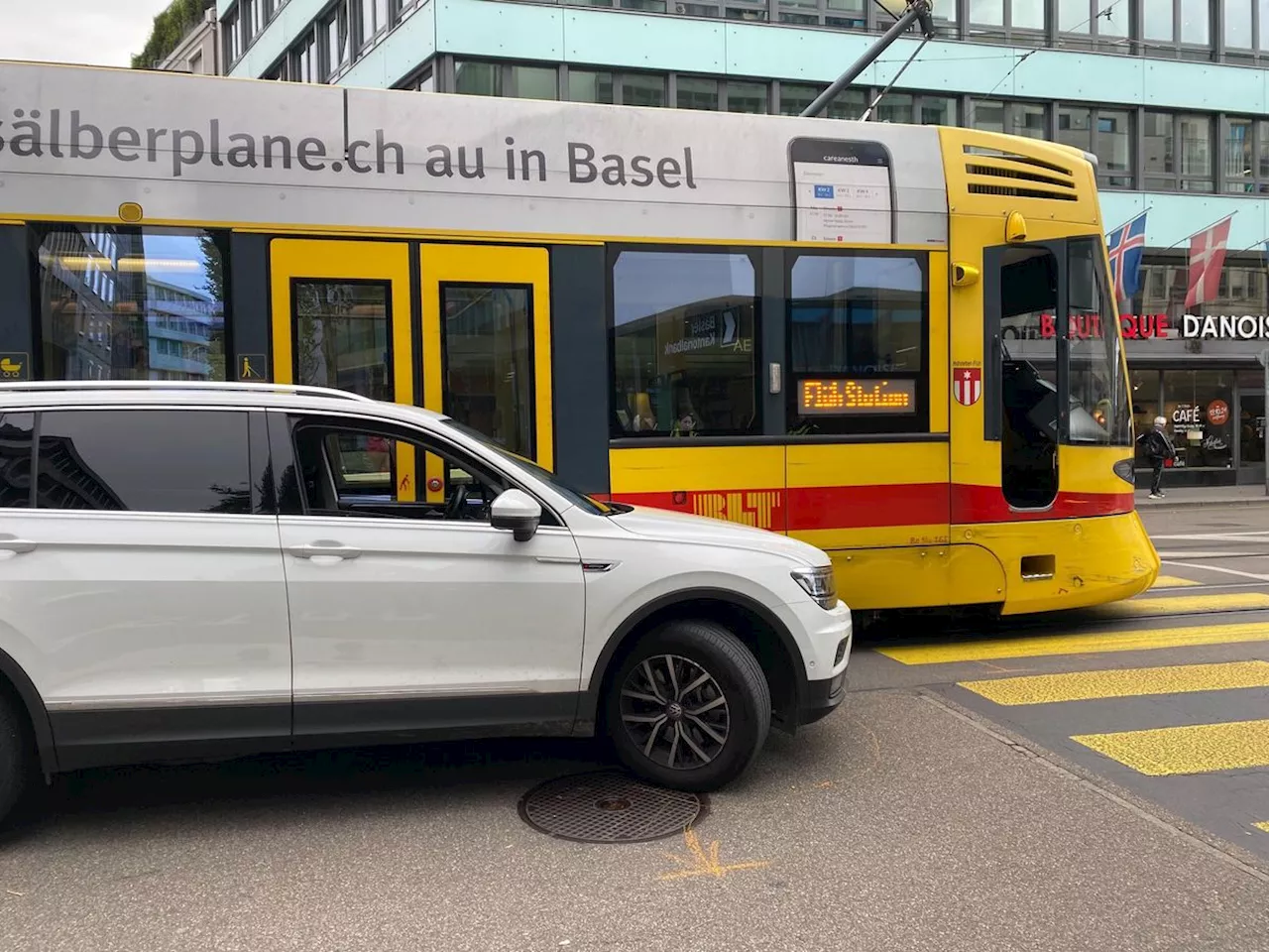 Unfall in Basel: Tramlinien beim Aeschenplatz blockiert
