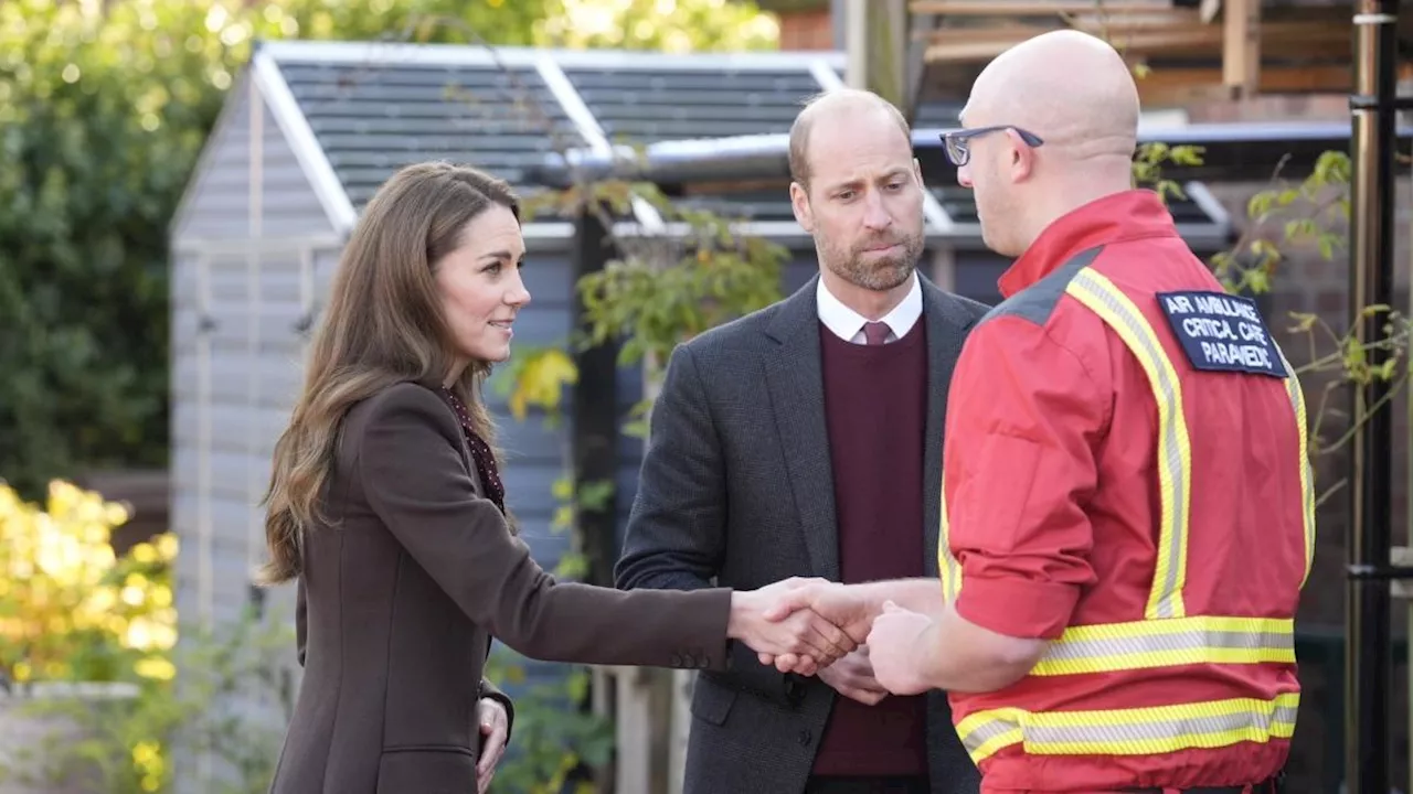 Kate incontra la gente con William: primo impegno assieme, in pubblico, da un anno