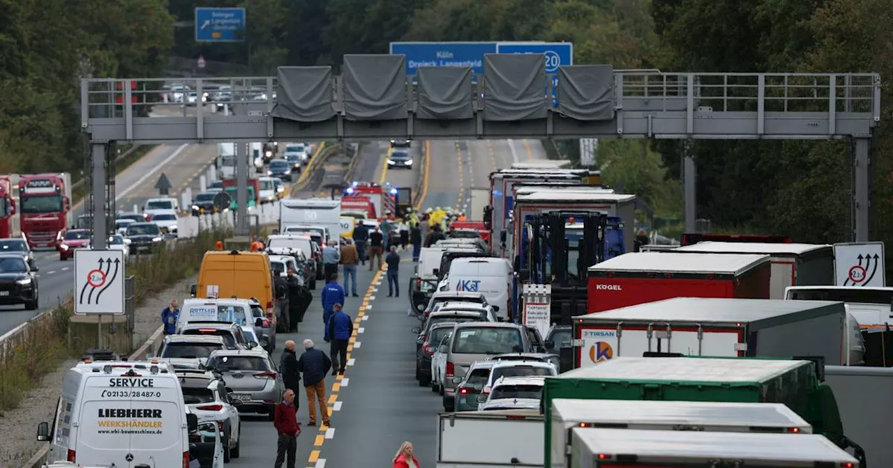 Nach Lkw-Auffahrunfall Vollsperrung der A3 bei Solingen