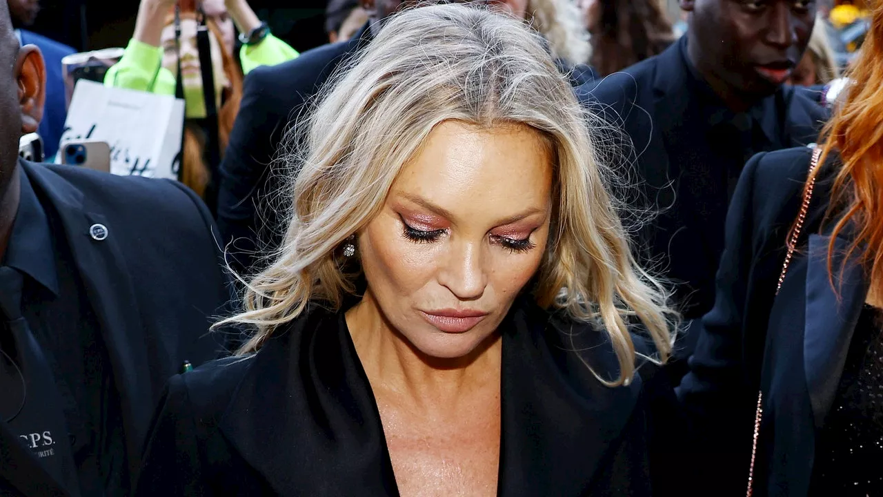 Kate Moss trägt die Trendfarbe für Nagellack im Herbst 2024: 'Black Cherry'