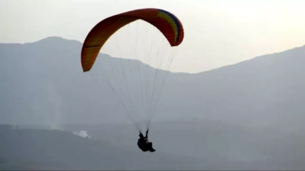 हवा में आसमान की सैर कर रहा था शख्स, बैलेंस बिगड़ा तो पानी में जा गिरा, फिर ऐसे बची जान, Video