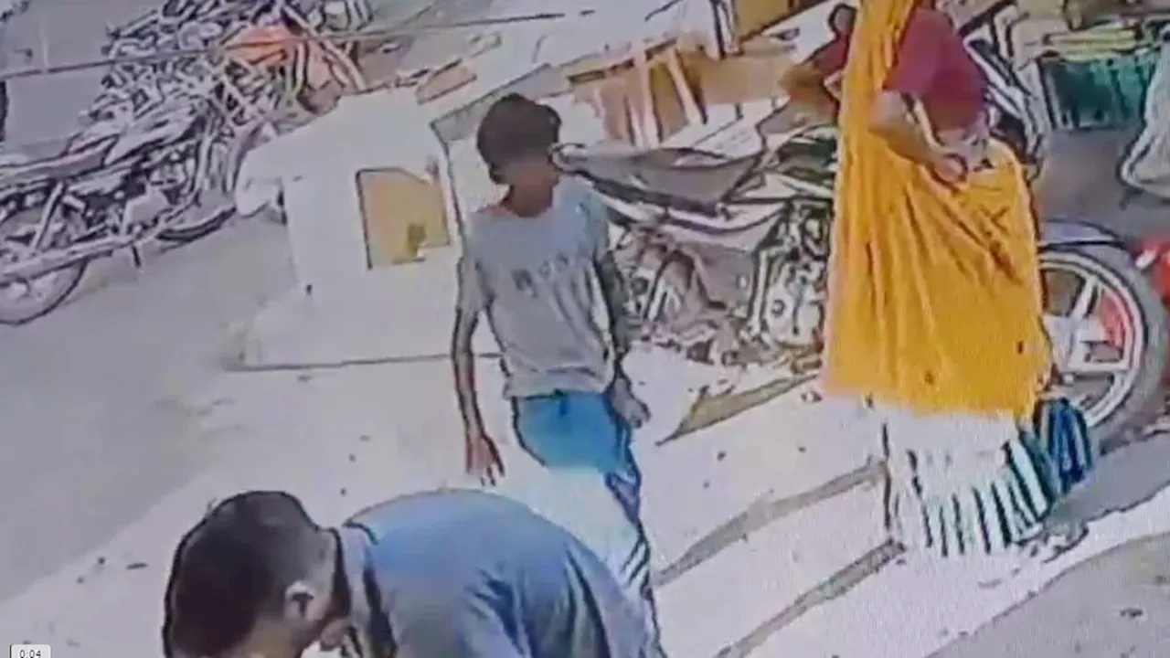 Alwar: सब्जी मंडी से 1 लाख रुपयों से भरा बैग बच्चों ने उड़ाया, वारदात CCTV में कैद