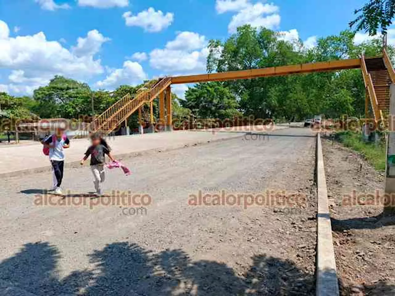 Estudiantes en riesgo por obra vial en Álamo, advierten madres de familia