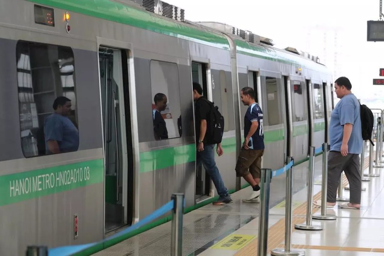 Melihat jalur kereta layang perkotaan di Hanoi, Vietnam