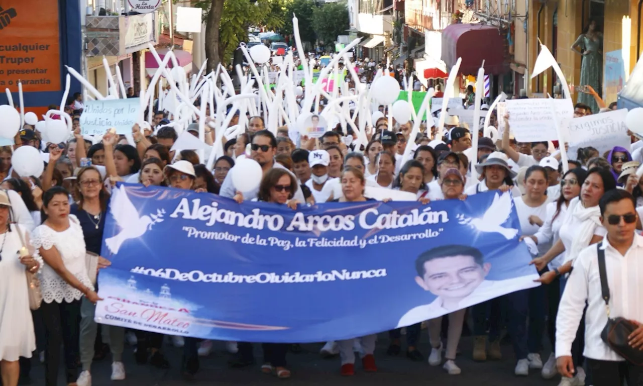 Miles marchan pidiendo justicia por asesinato del alcalde mexicano