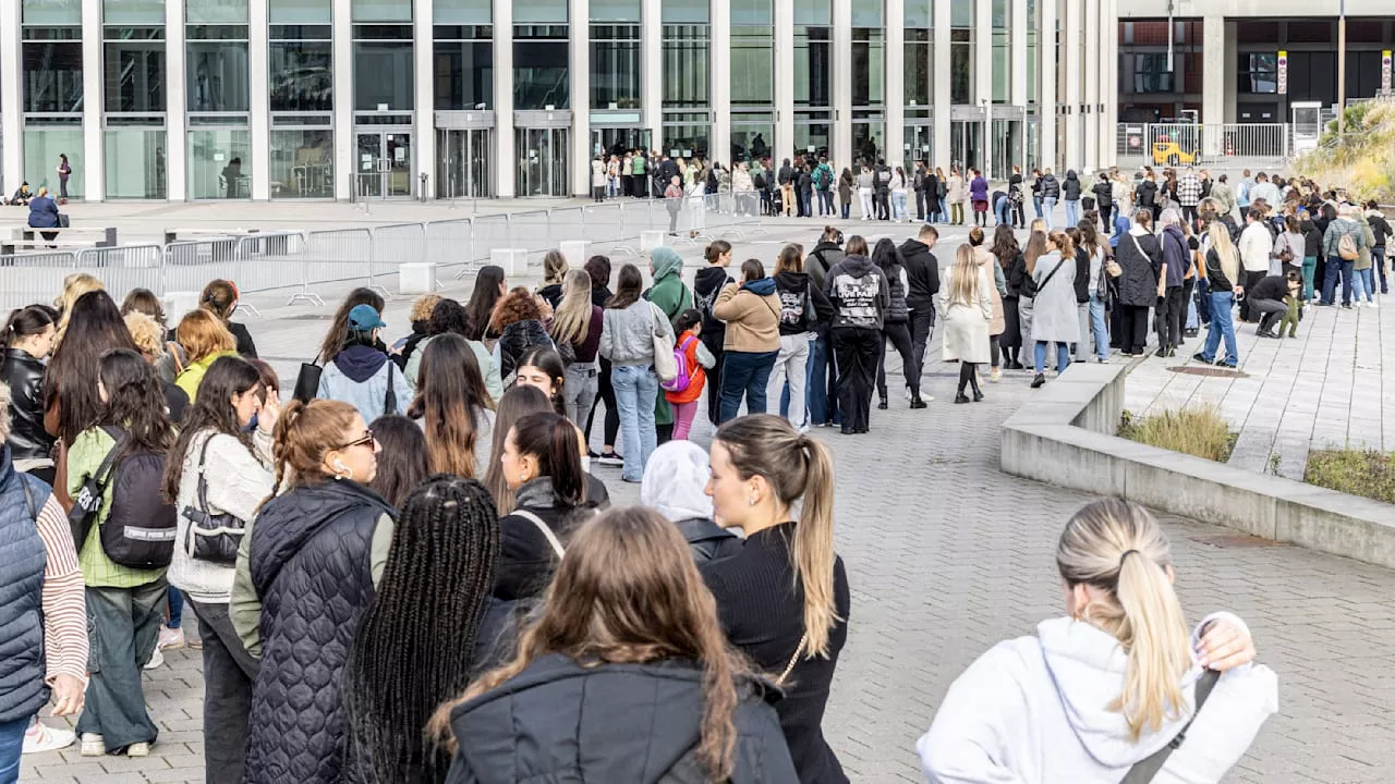 Berlin: XXL-Schlange für Hunkemöller Lagerverkauf