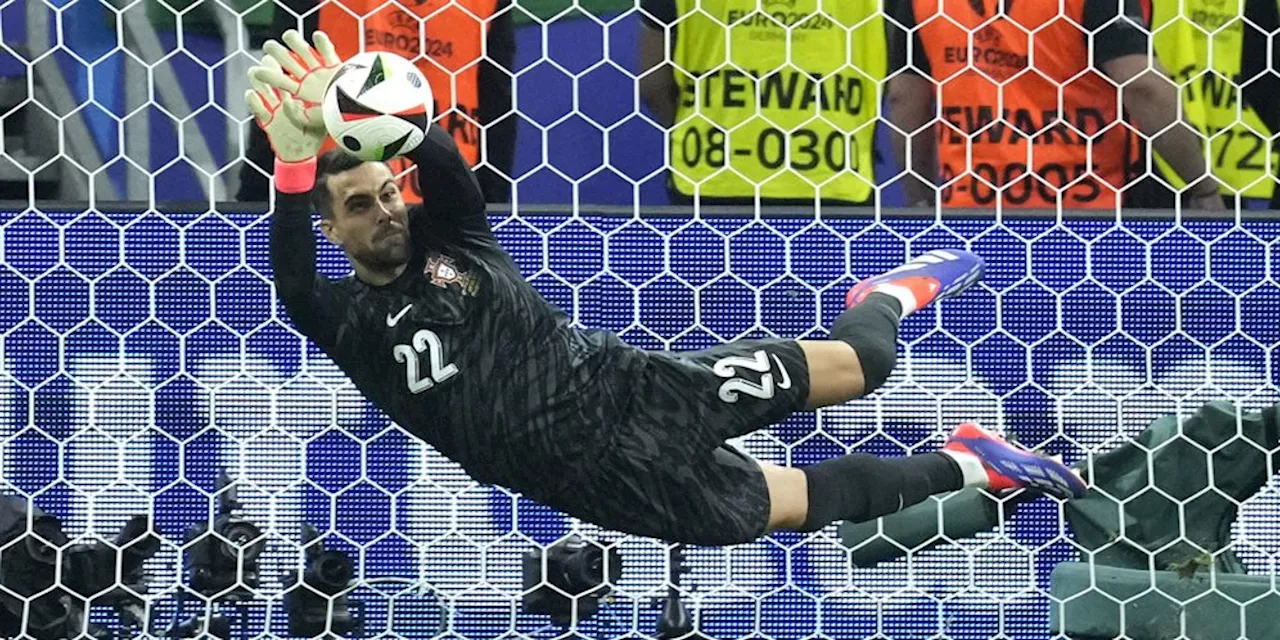 Cari Kiper Baru, Barcelona Bidik Kiper Timnas Portugal Ini