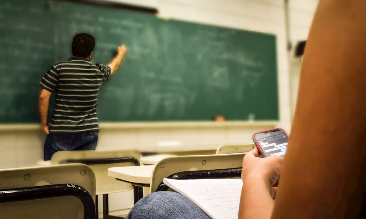 Celulares nas escolas: relator muda parecer e amplia proibição a toda a educação básica