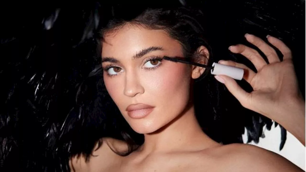 Marca de Kylie Jenner lança máscara de cílios com “até 24 horas de curvatura”