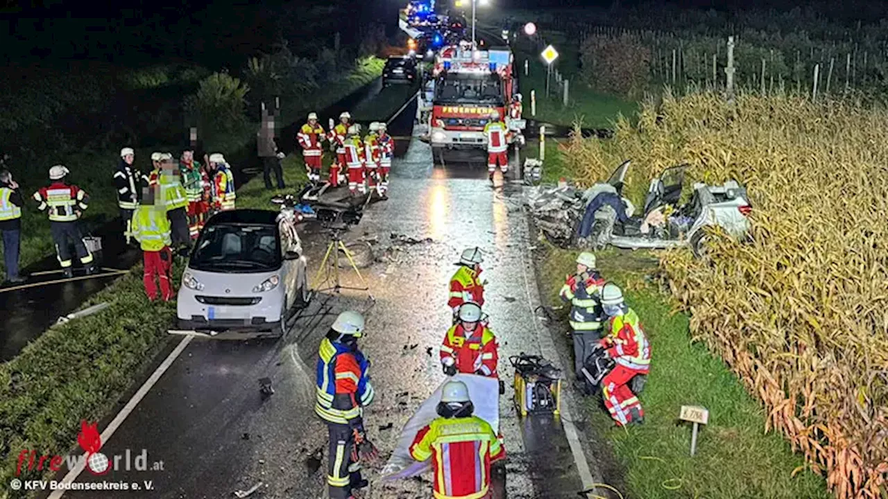 D: 69-Jähriger überholt in Kurve → 17- und 19-Jähriger lebensgefährlich verletzt eingeklemmt