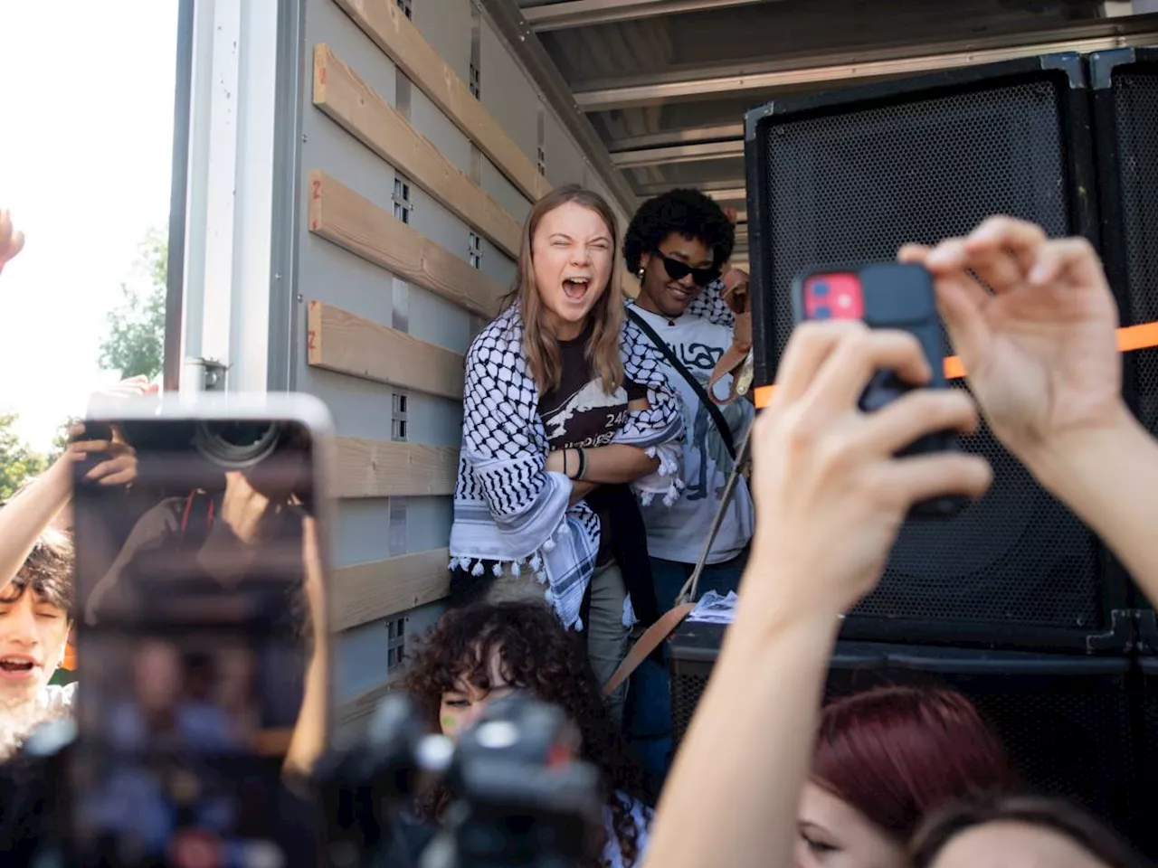 Al 'No Meloni Day' di Milano pure Greta Thunberg (con la kefiah)