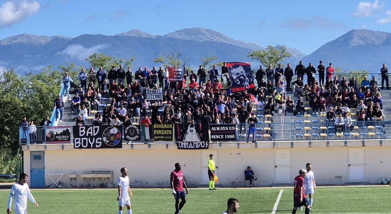 Ceccano, gara senza pubblico per ingiurie alla terna arbitrale. Gli ultras: «Stadio chiuso? Ponte aperto»