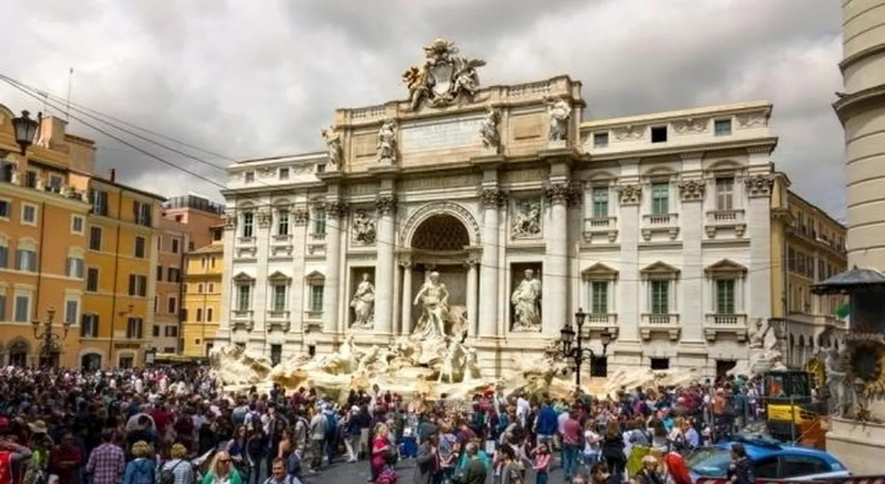 Fontana di Trevi, il progetto della passerella fa infuriare gli utenti sui social