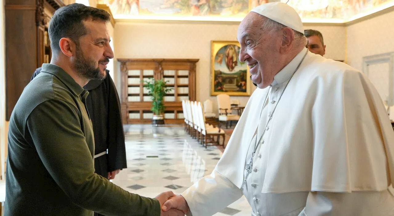 Zelensky lascia il Vaticano dopo l'udienza con il Papa. Attacco missilistico russo su Odessa: quattro morti