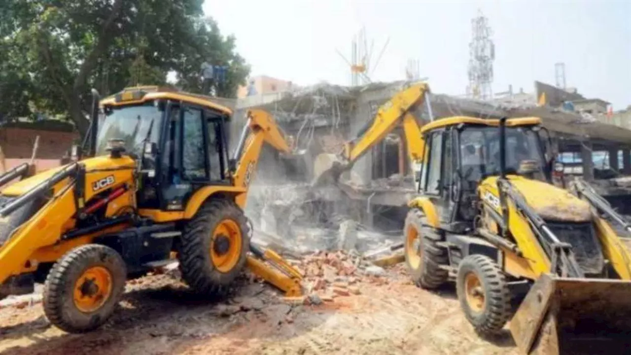 Bulldozer Action: नोएडा में फिर जमकर गरजा बुलडोजर, भू-माफिया से कब्जा मुक्त कराई 30 करोड़ की जमीन