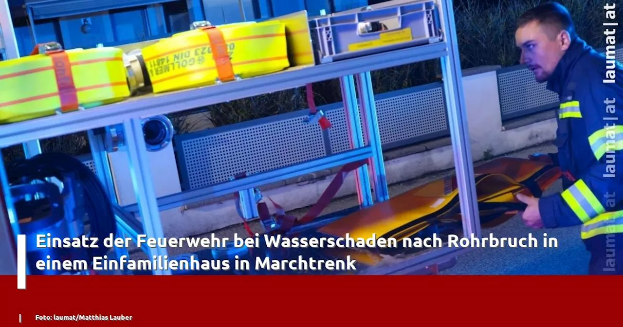 Einsatz der Feuerwehr bei Wasserschaden nach Rohrbruch in einem Einfamilienhaus in Marchtrenk