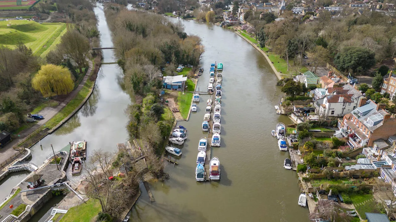 Boat carrying six people capsizes on River Thames, five have been rescued with one still missing