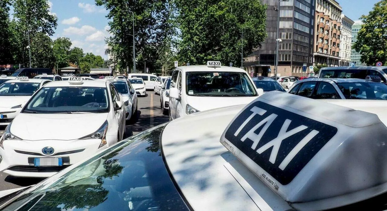 Guida ubriaco e senza patente da 4 anni, tassista tenta la fuga e scatta l'inseguimento: a bordo due passegger