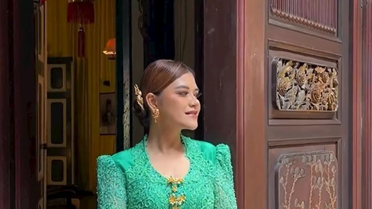 4 Referensi Kebaya Tosca untuk Berbagai Acara, Tonjolkan Karakter Tenang