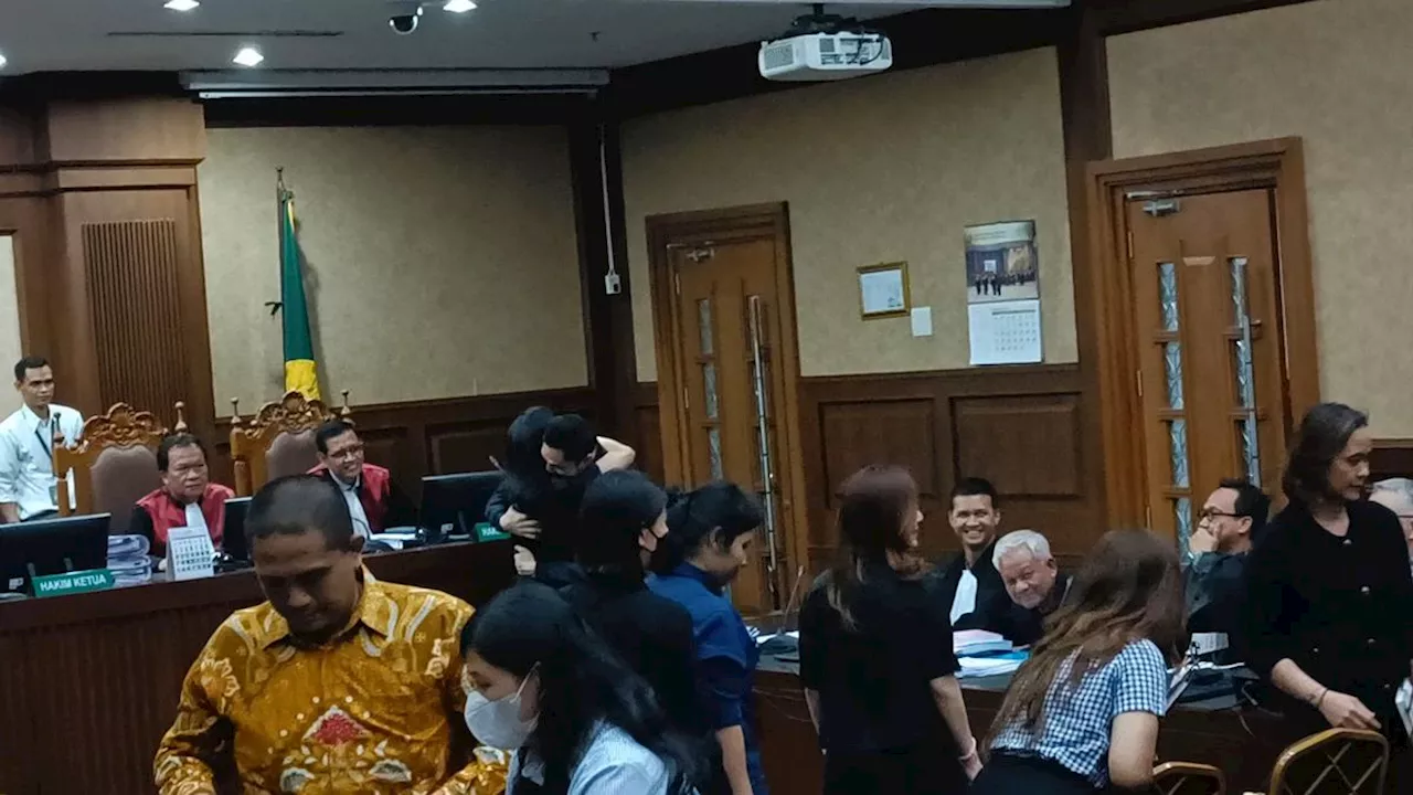 Momen Sandra Dewi Melepas Rindu Peluk Suaminya, Harvey Moeis Usai Sidang Kasus Timah