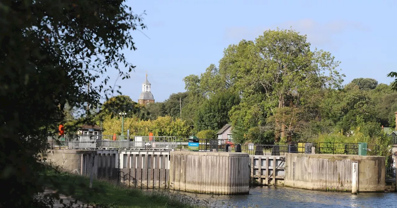 Search underway for missing person after boat capsizes on River Thames