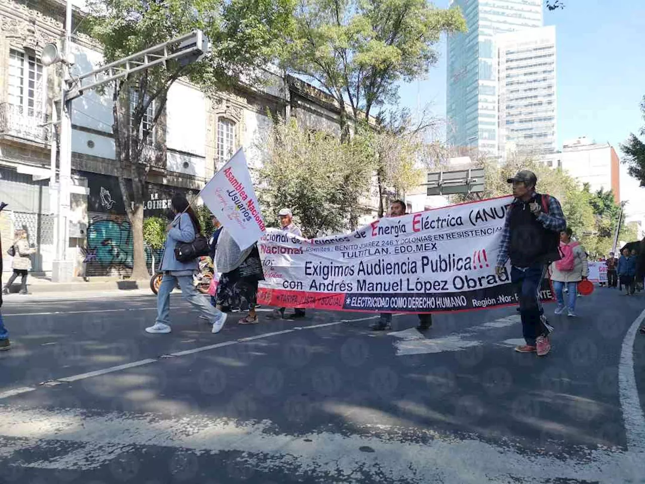 Manifestantes de ANUEE marchan rumbo a Segob y el Zócalo