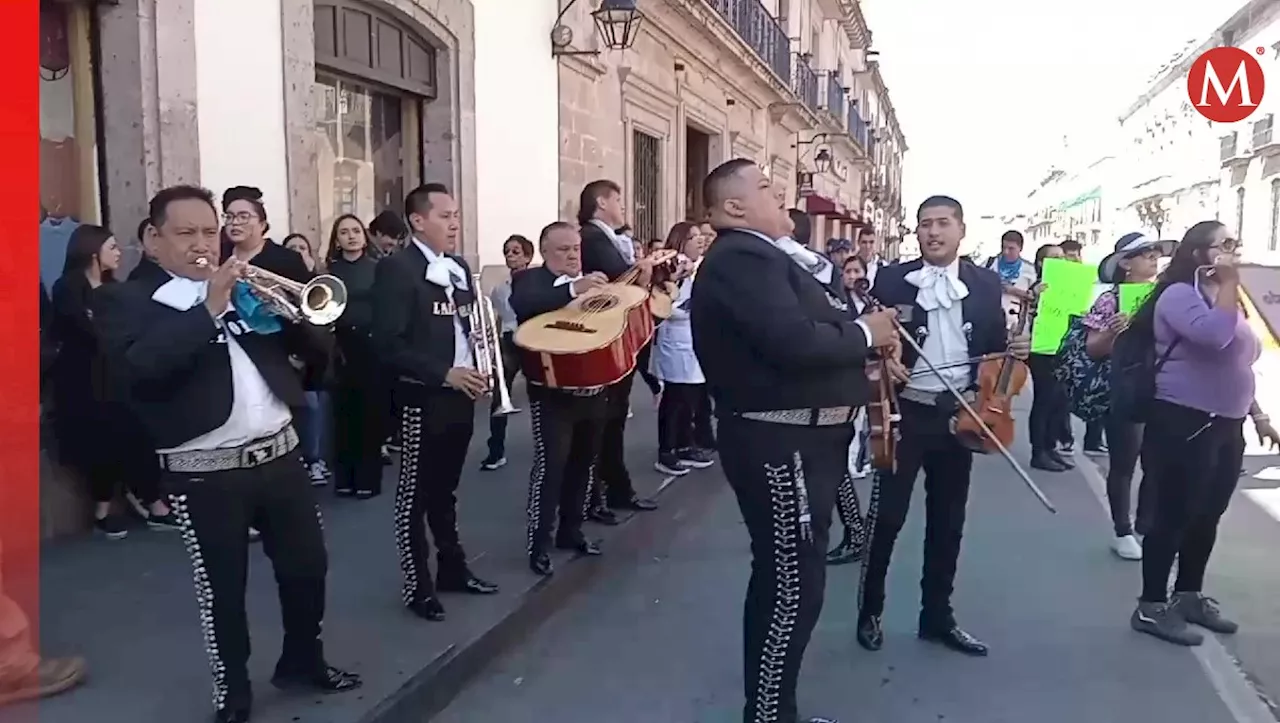 Mariachi canta 'Los luchadores' afuera del Congreso de Michoacán durante protestas por despenalizar el aborto