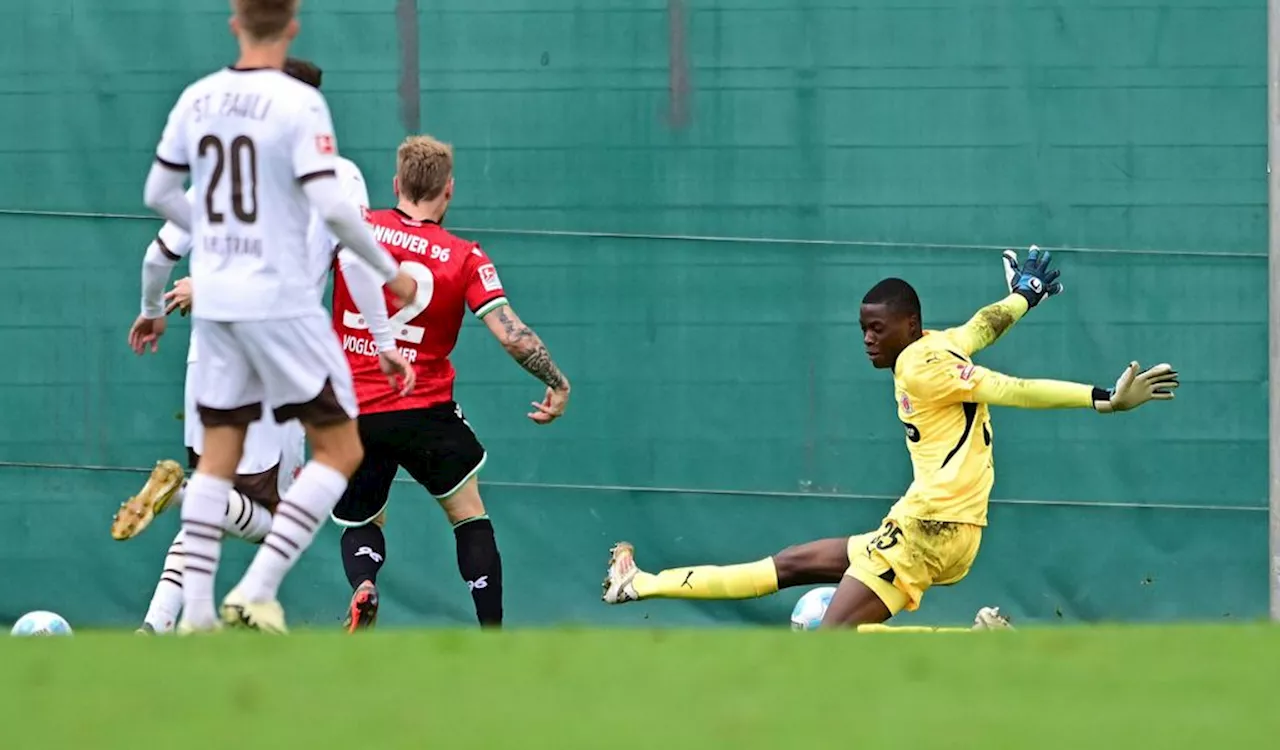 „Habe es mir nicht so vorgestellt“: Blessin staunt über Torwart-Talent von St. Pauli