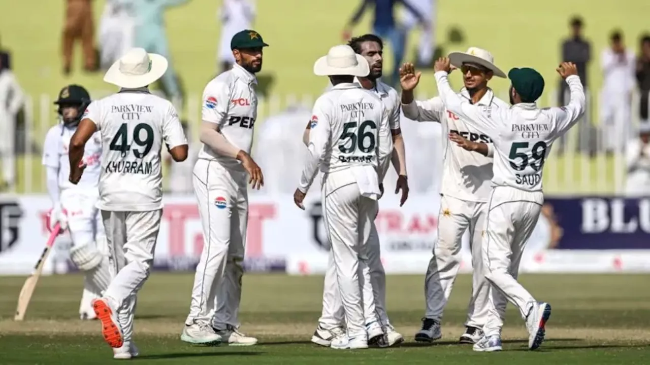 Pakistan Cricket Team: मुल्तान टेस्ट में शर्मनाक हार के बाद पीसीबी सख्त, इस दिग्गज खिलाड़ी पर गिर सकती है गाज