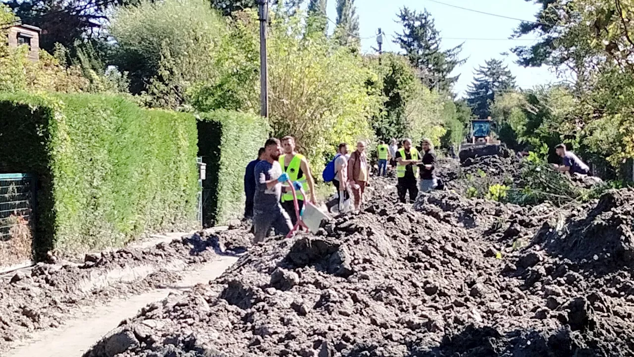 Arbeitslose packen bei Hochwasser-Aufräumarbeiten mit an