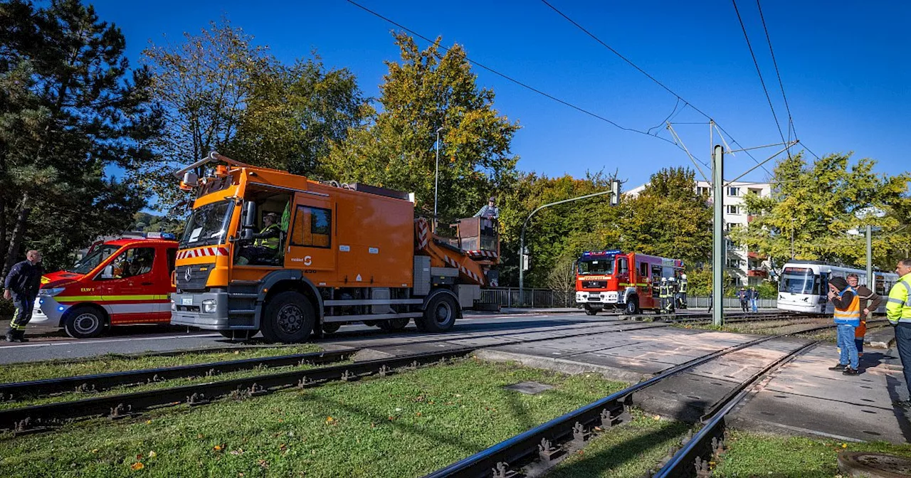 Lkw mit Außenkran rammt Stadtbahn-Oberleitung in Bielefeld