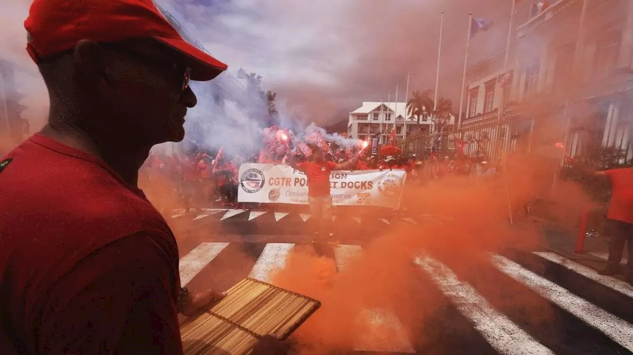 Martinique : magasins pillés, émeutes et barricades… Situation tendue sur l’île malgré le couvre-feu