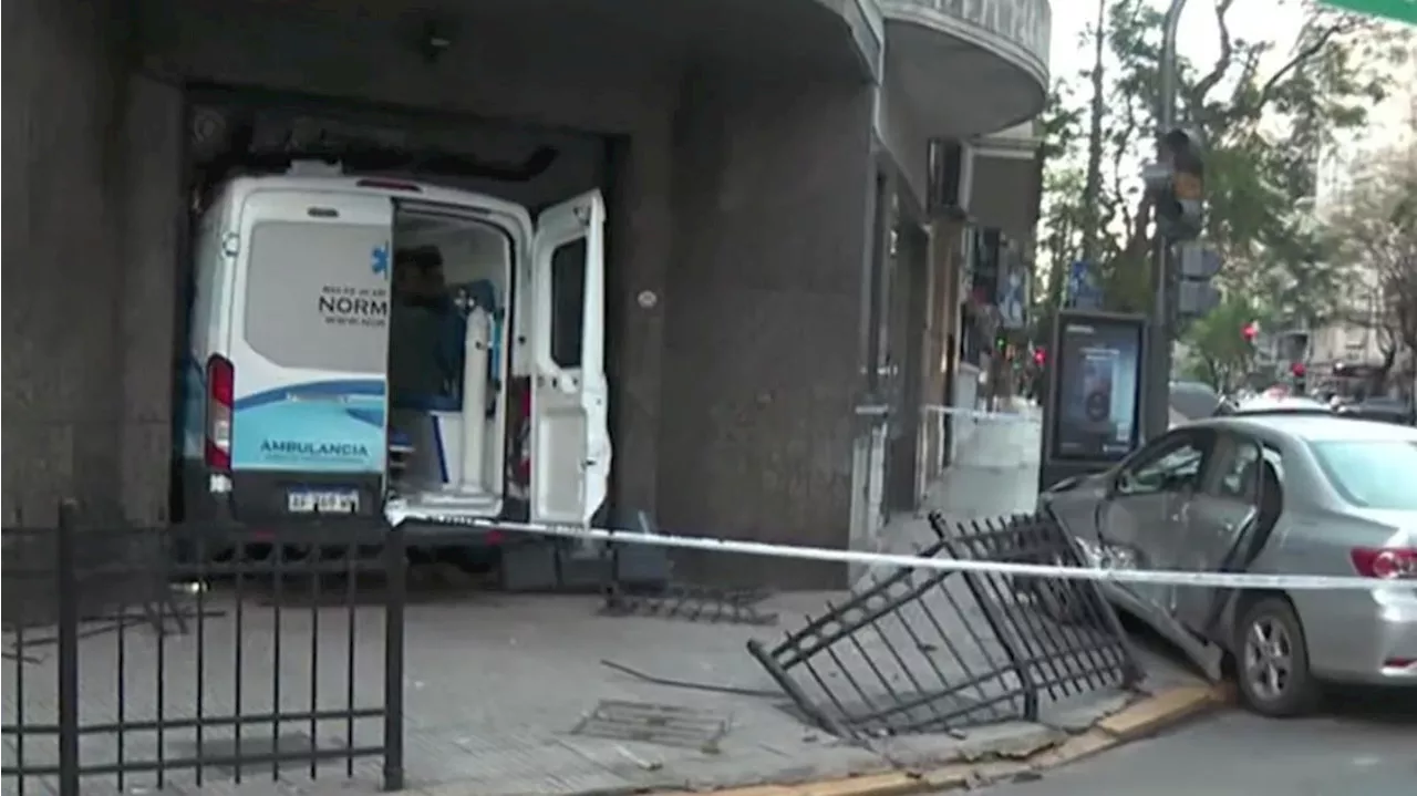 Una ambulancia embistió un auto y se incrustó contra un edificio en Recoleta