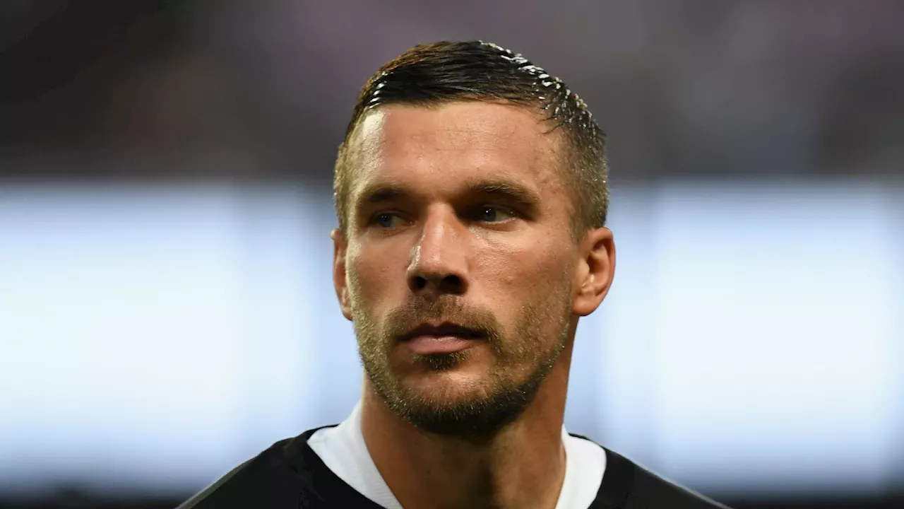 Lukas Podolski weint bittere Tränen beim Abschiedsspiel