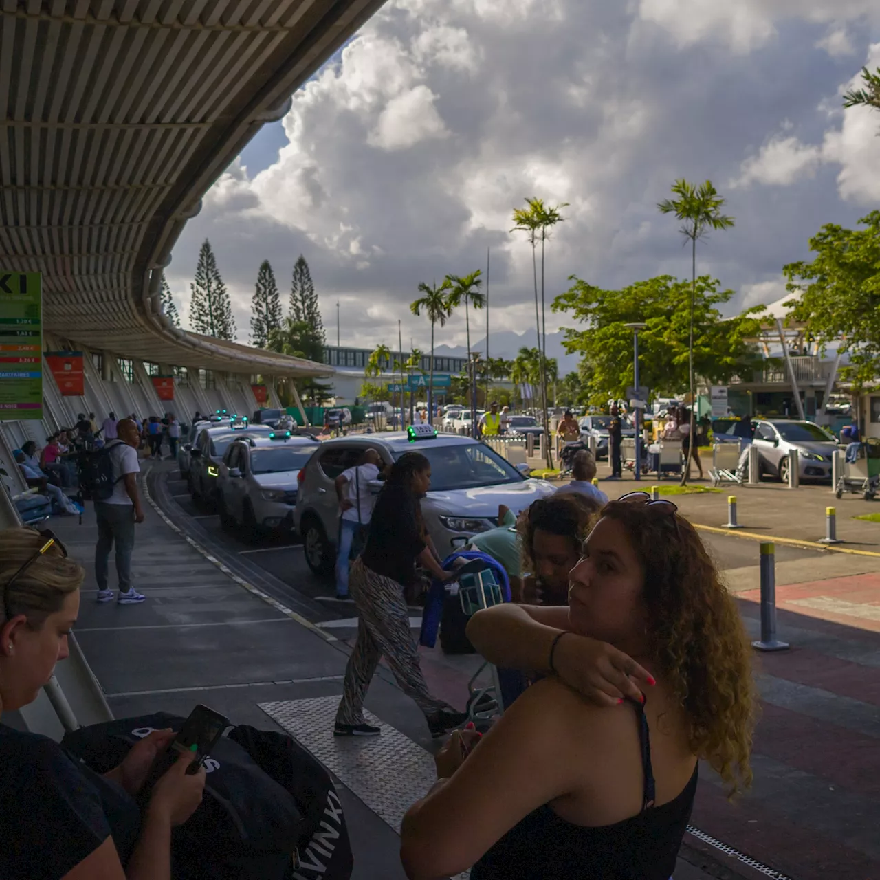 Violences en Martinique : l'aéroport fermé, plus de 1.000 passagers déroutés en Guadeloupe