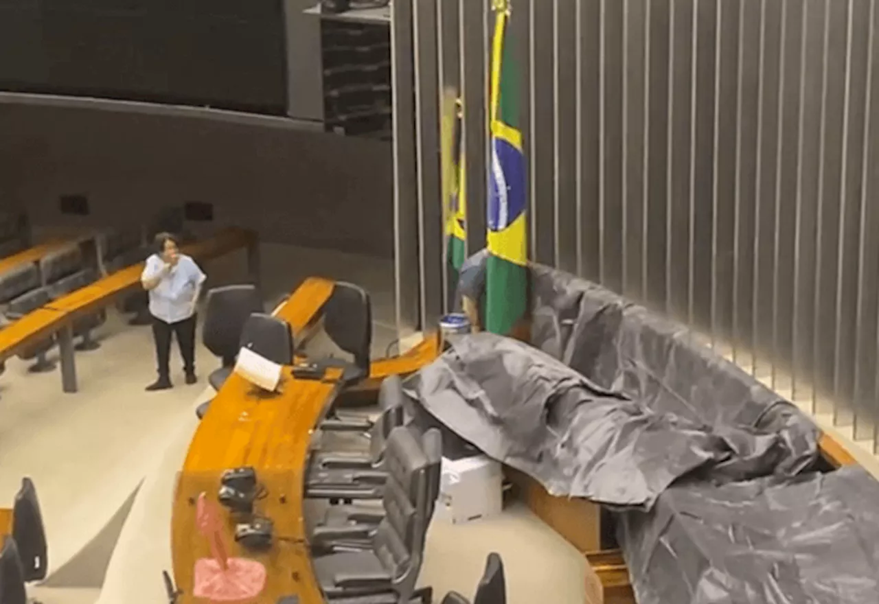 Chuva invade Plenário da Câmara dos Deputados em Brasília