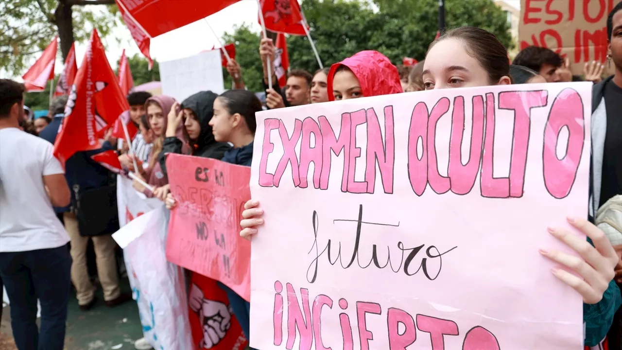 Miles de estudiantes salen a la calle para exigir respuestas sobre la nueva Selectividad