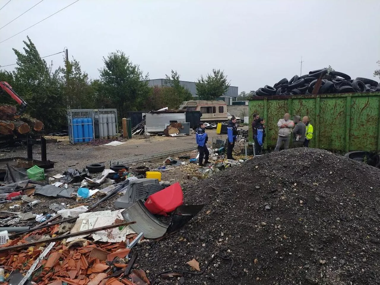 Abandons d’épaves, déchets toxiques : en Lot-et-Garonne, les gendarmes font la chasse aux pollueurs