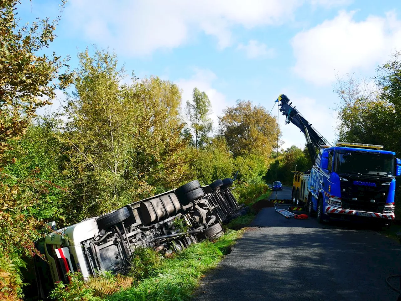 VIDÉO. Gironde : une intervention de plusieurs heures pour sortir un camion de 44 tonnes d’un fossé