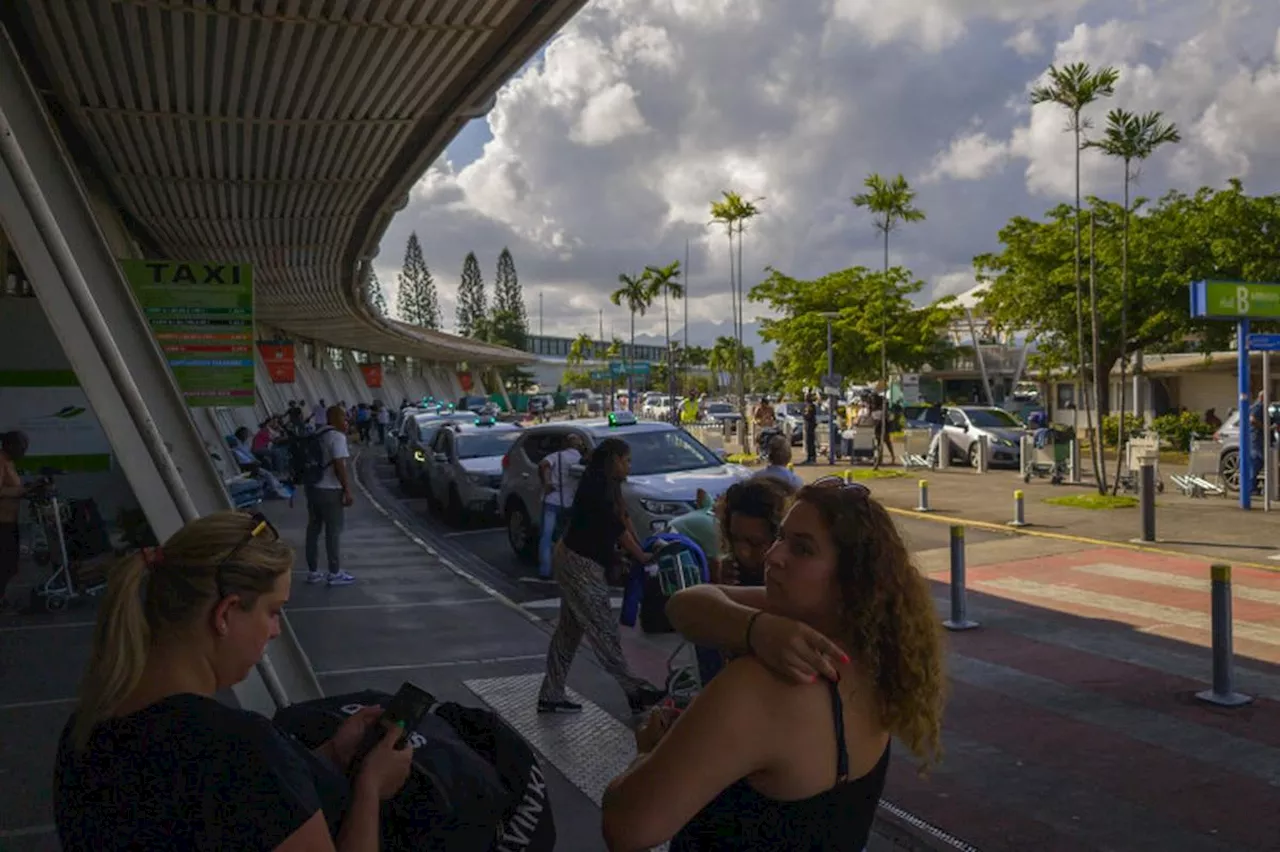 Violences en Martinique : couvre-feu et aéroport fermé, plus de 1 000 passagers déroutés en Guadeloupe